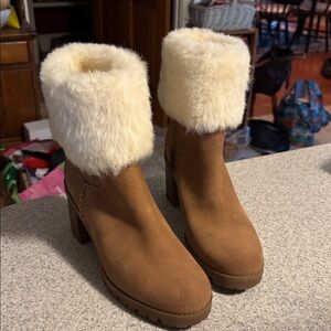 UGG Lupine Shearling Suede Bootie. NEW. Size 8 Chestnut color. Authentic.